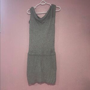 Stylish Sleeveless Green Dress with Tie Accent